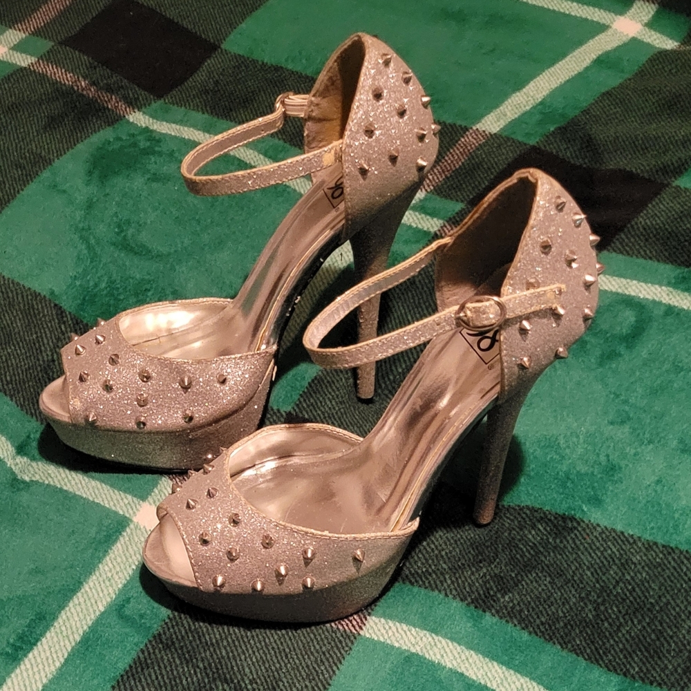 WOMENS SPEED LIMIT 98 STUDDED GLITTER STILETTO HEELS SILVER SIZE 7.5